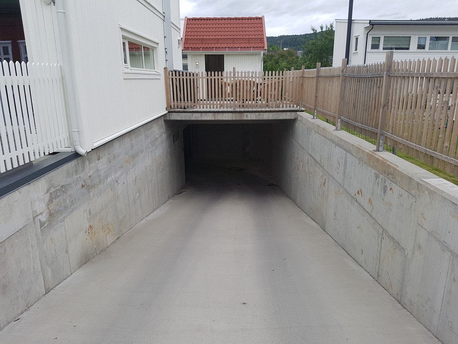 Nedkjørsel, port åpnes med fjernkontroll Galleribilde