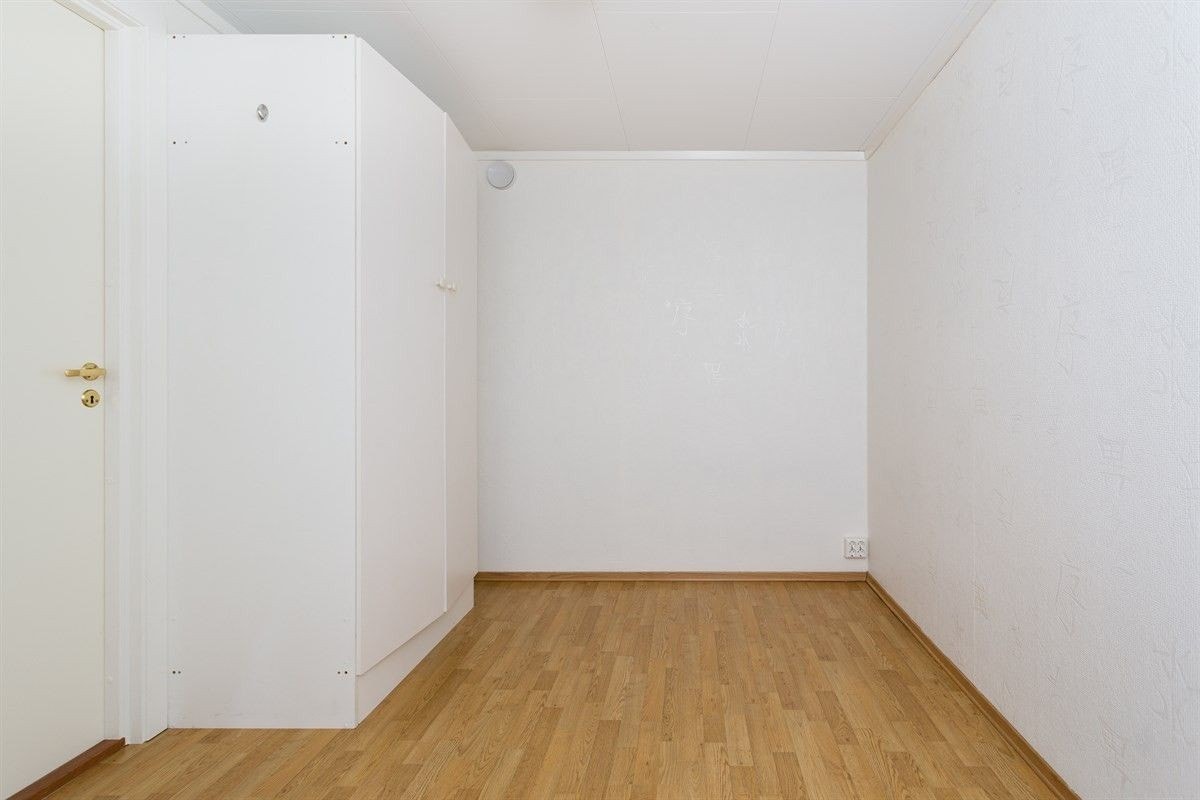 Romslig soverom med eget garderobeskap. Galleribilde