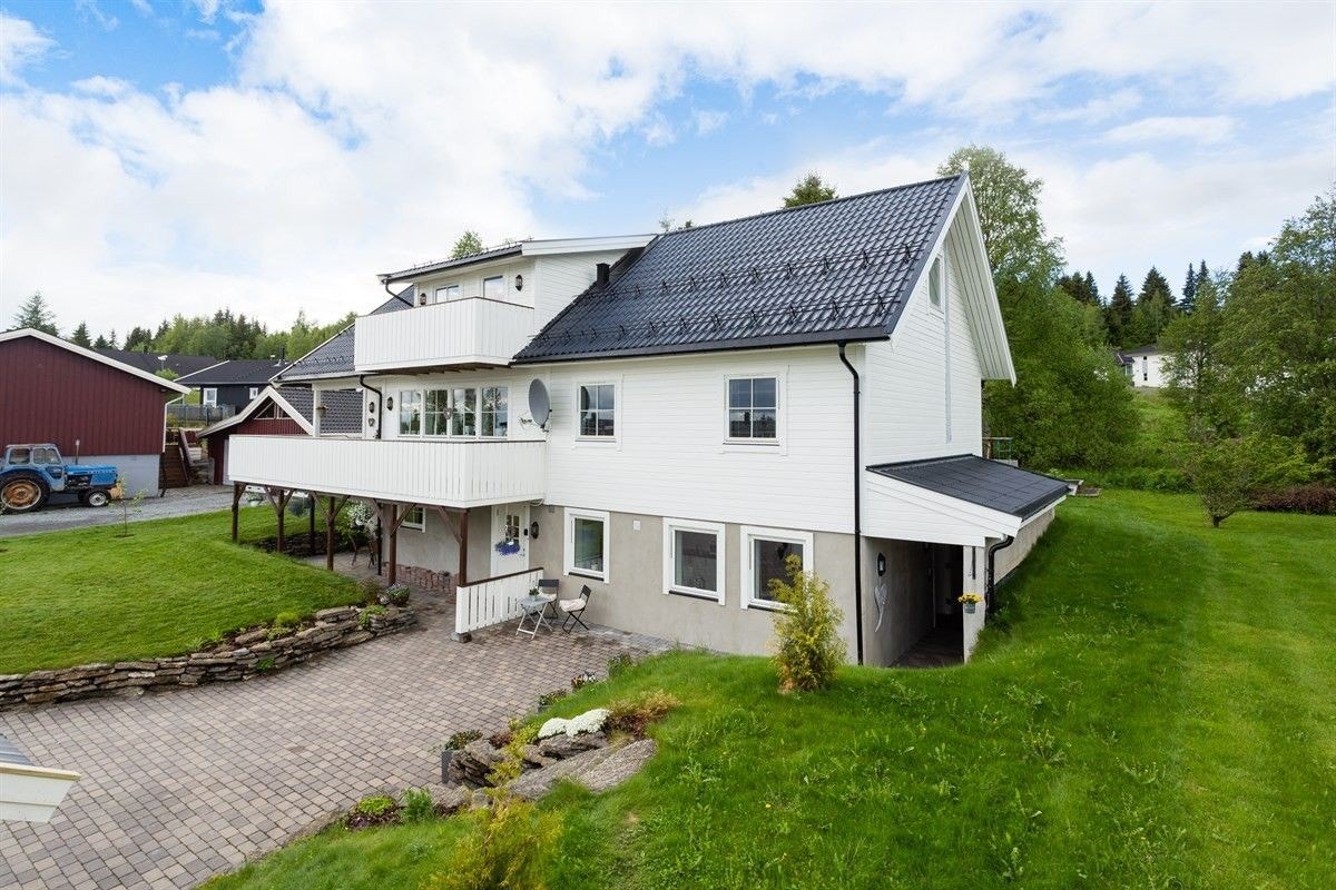 Husets fasade. Inngang til leilighet på høyre side. Galleribilde