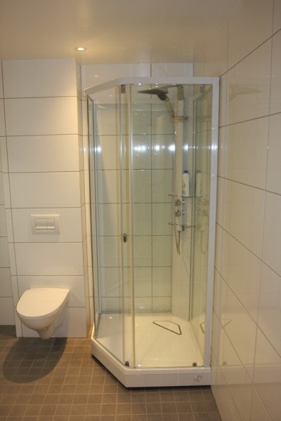 Bad med dusjkabinett Galleribilde