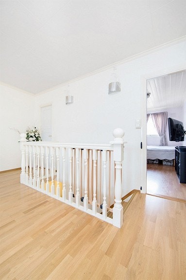 Trapper opp til stue og 2 sove rom Galleribilde