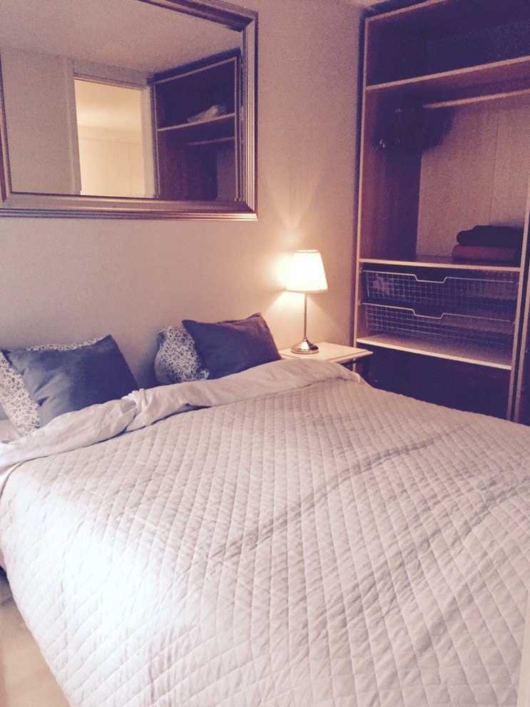 soverom med panoramavindu mot balkong Galleribilde