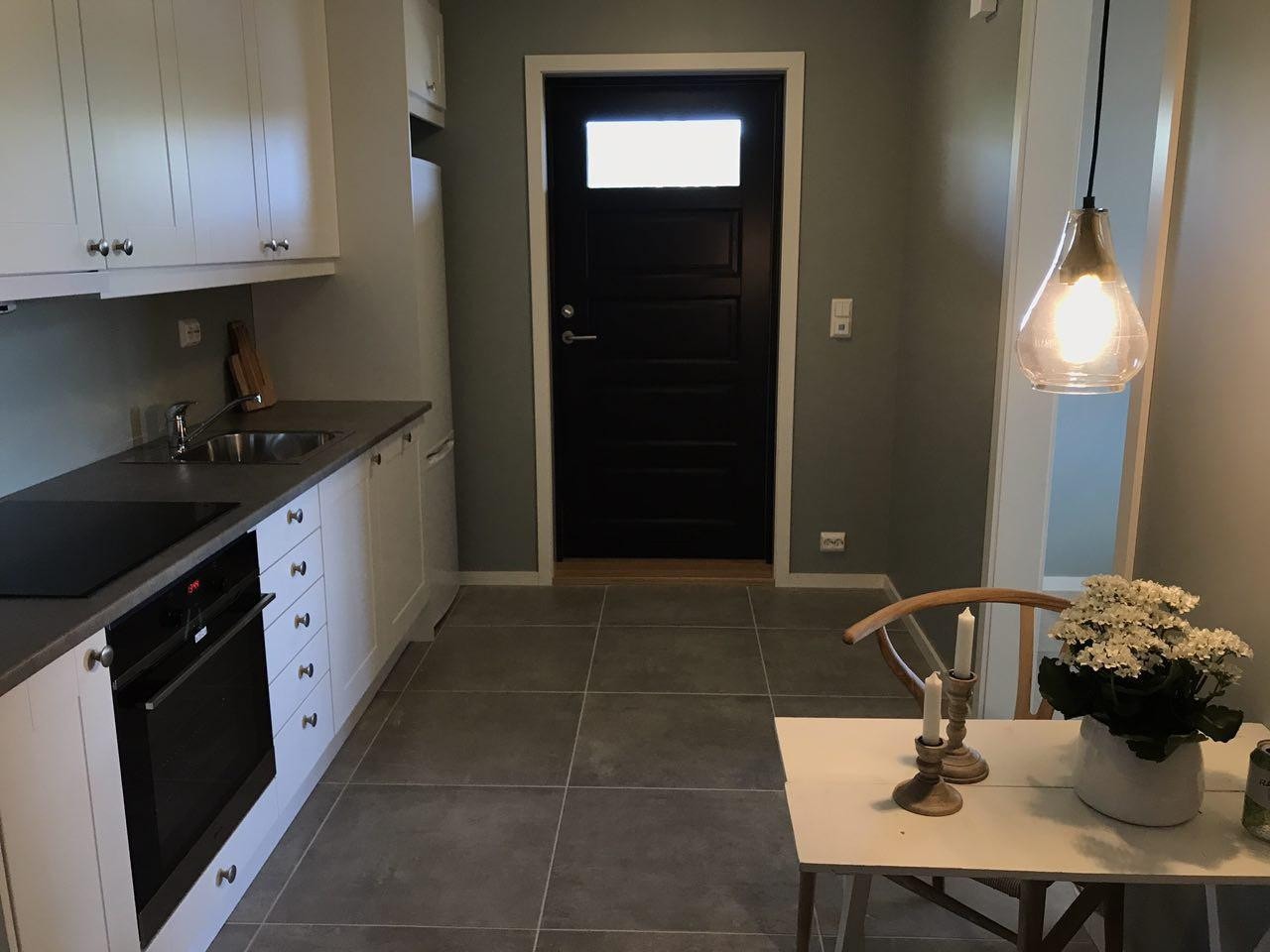 Gangen går i ett med kjøkkenet Galleribilde