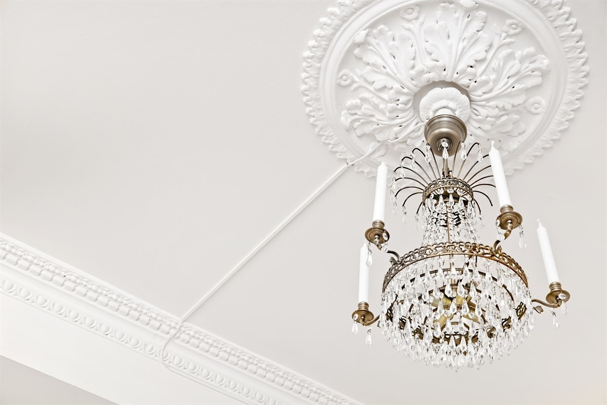 Takhøyden, stukkaturen og rosetten er bevart slik at du kan nyte de klassiske detaljene denne leiligheten har å by på. Galleribilde