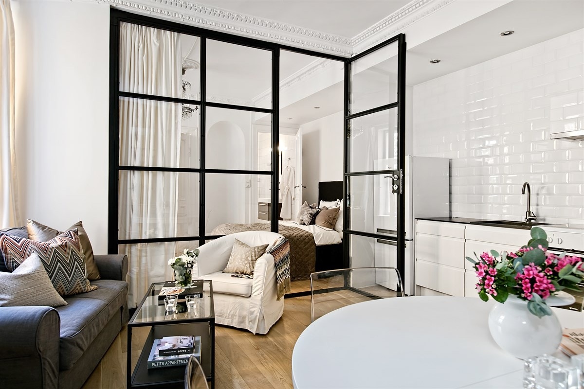 Rommet oppleves luftig og lyst, noe som kommer av den store glassveggen til soverommet og de store vindusflatene i begge rom. Galleribilde