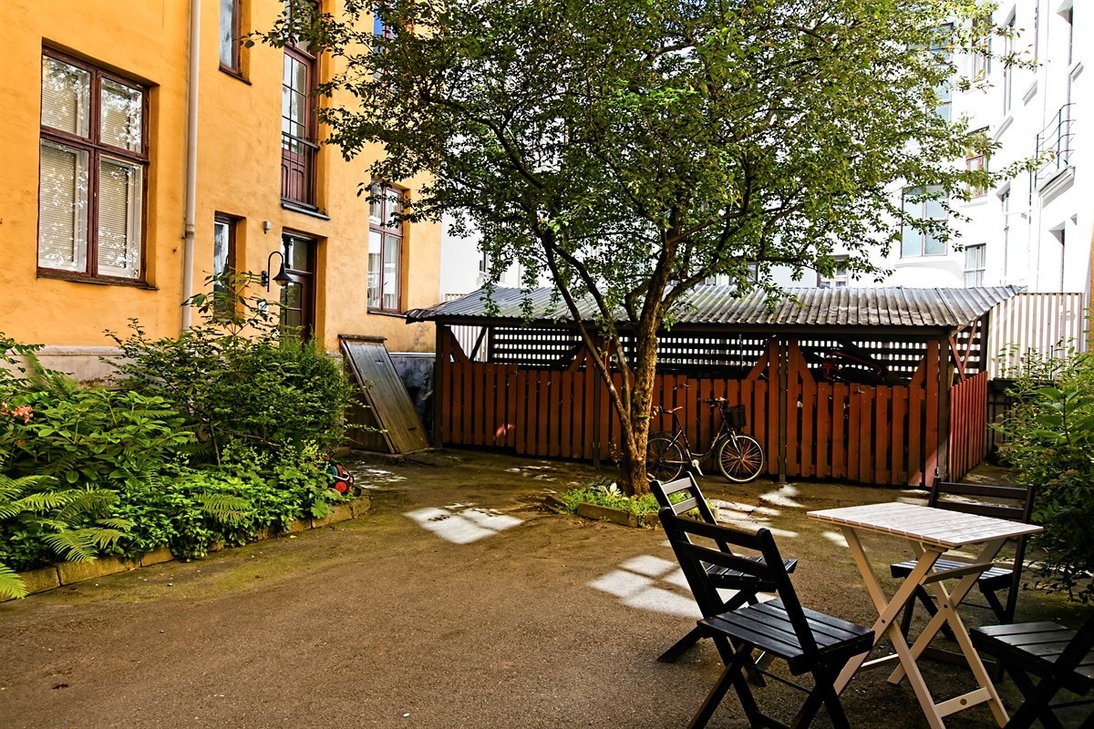 Hyggelig bakgård med utemøblement. Galleribilde