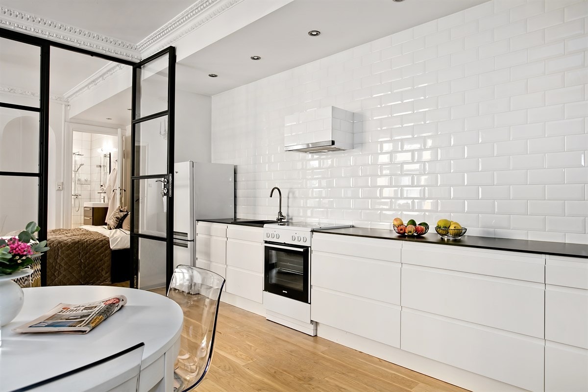 Den åpne kjøkkenløsningen fungerer meget godt i rommet med innredning fra Sigdal. Galleribilde