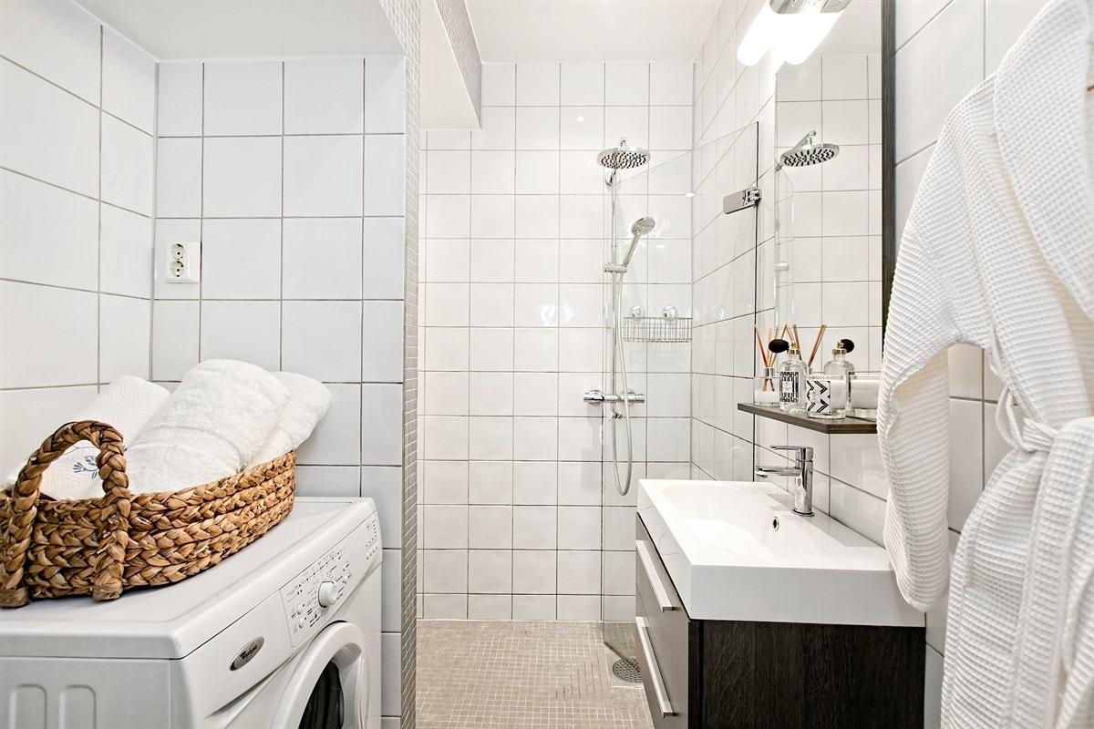 Fra soverommet har du direkte tilgang til det lekre badet med mosaikkfliser i delikate farger Galleribilde