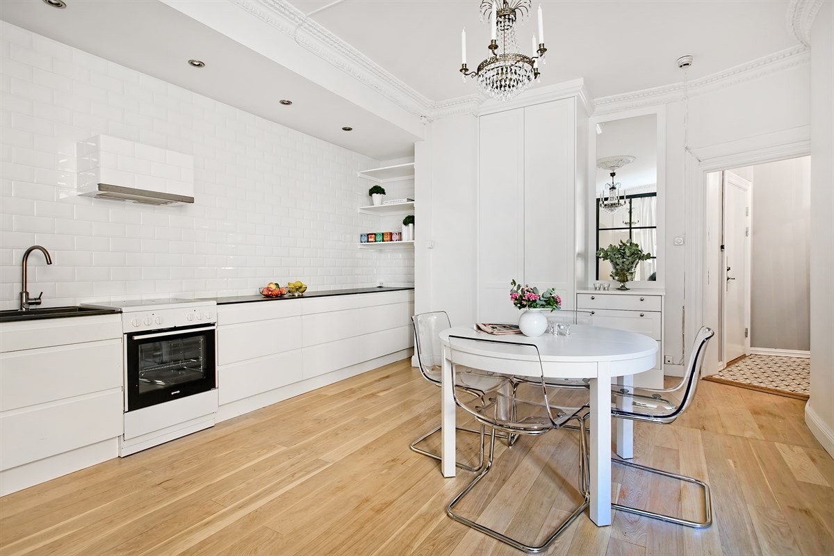 Flislagt omløpsventilator med kullfilter og integrert oppvaskemaskin. Galleribilde