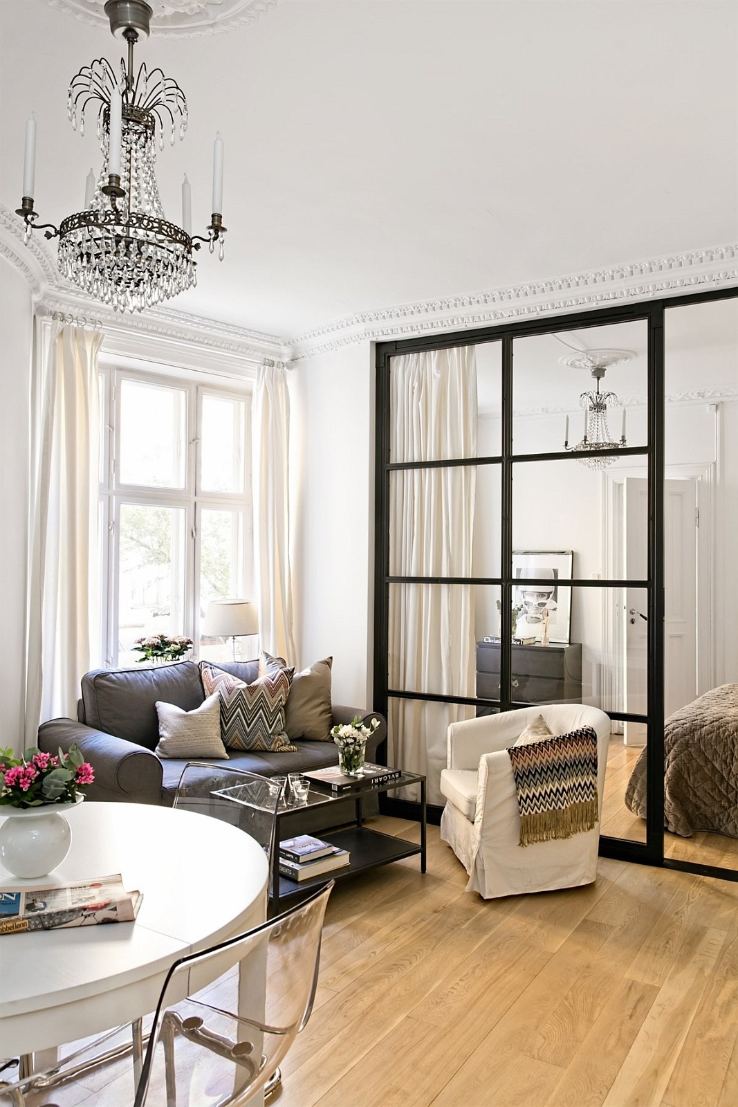 Vindusflate i stuen gir naturlig lysinnslipp. Galleribilde