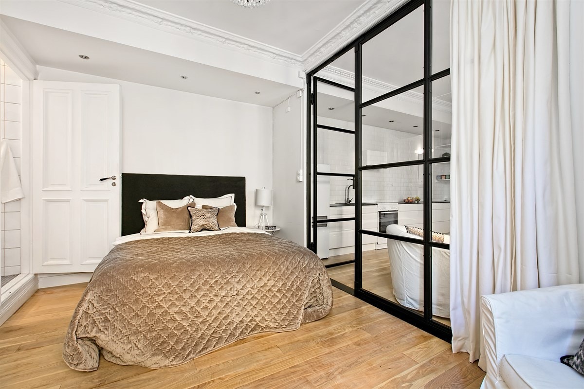 På soverommet er det god plass til dobbeltseng med tilhørende nattbord. Galleribilde