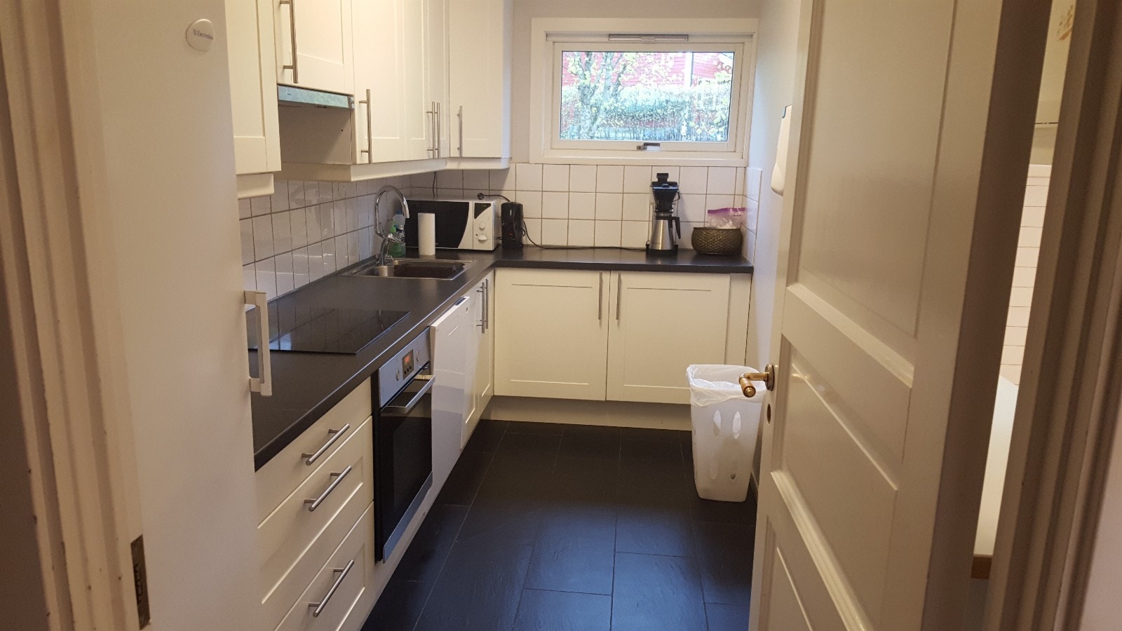 Kjøkken med alt utstyr Galleribilde