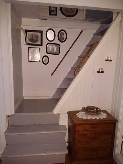 trapp opp fra nystua til andre etasje Galleribilde