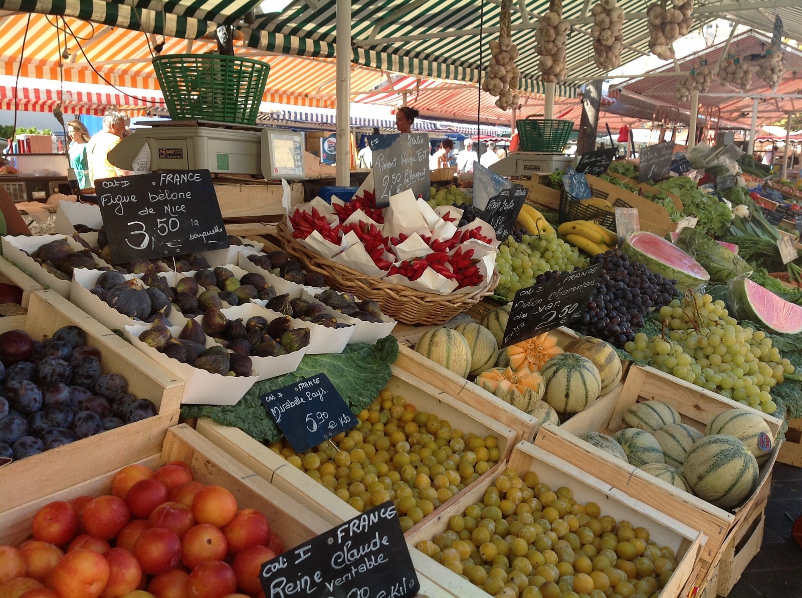 Frukt og grønt tirsdag til lørdag. Antikviteter mandag. Galleribilde