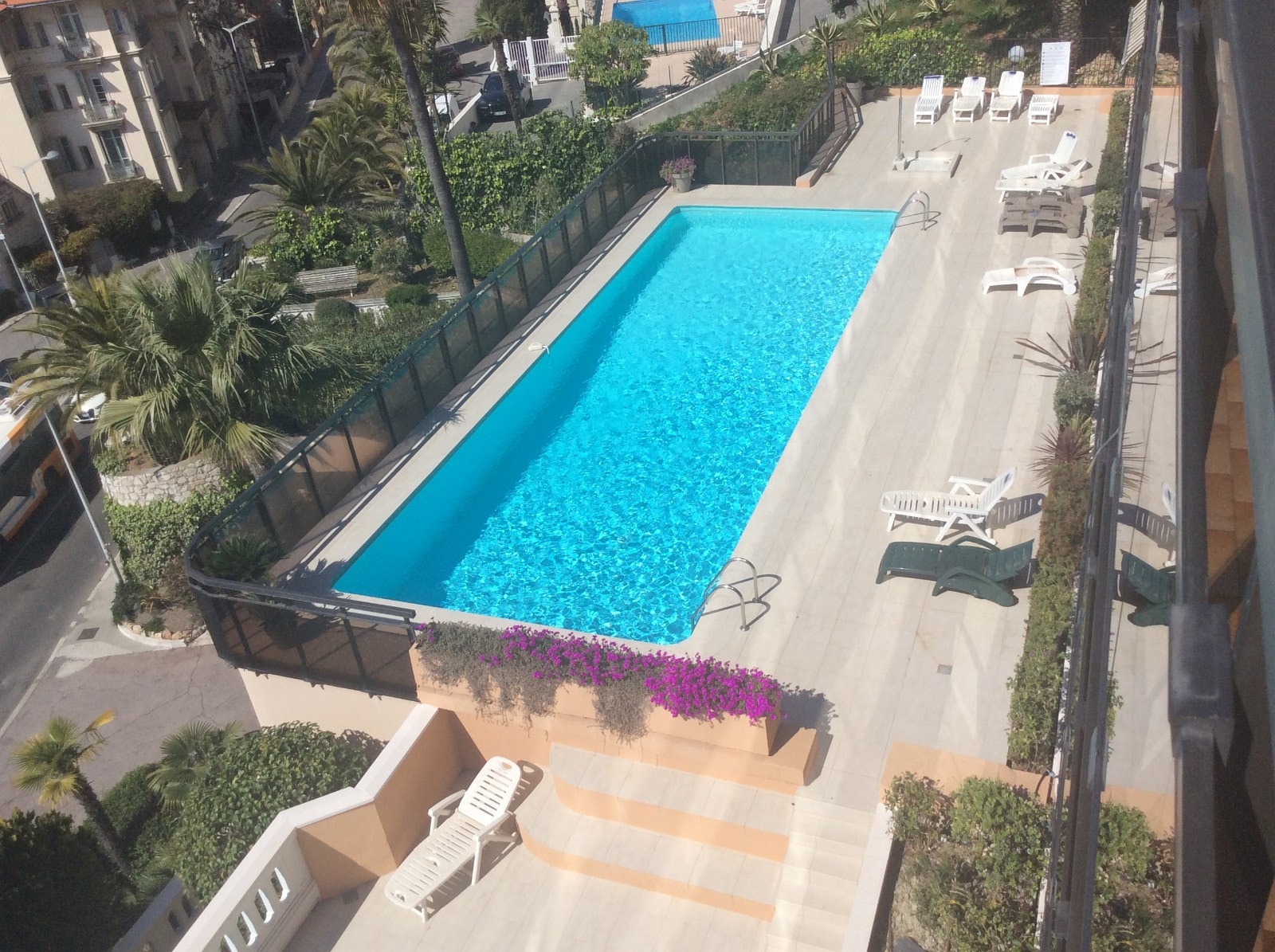 Leiligheten har to private solsenger på bassengets kortside. Galleribilde