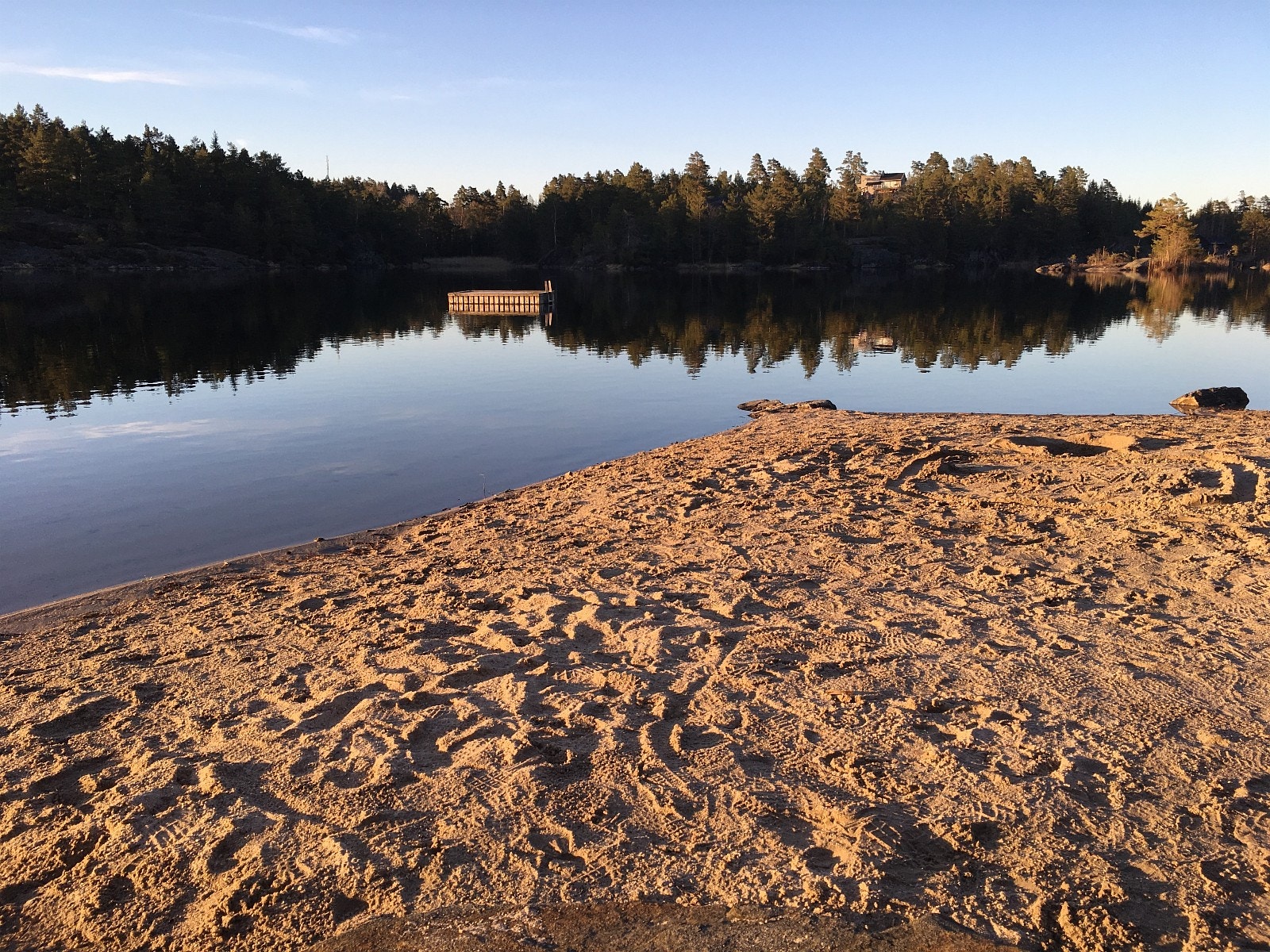 Skarvann, lun og populær familiestrand (ferskvann) i nærområdet Galleribilde