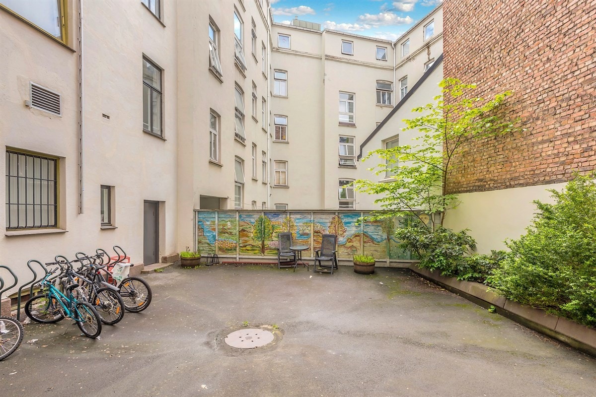 Bakgården. Galleribilde