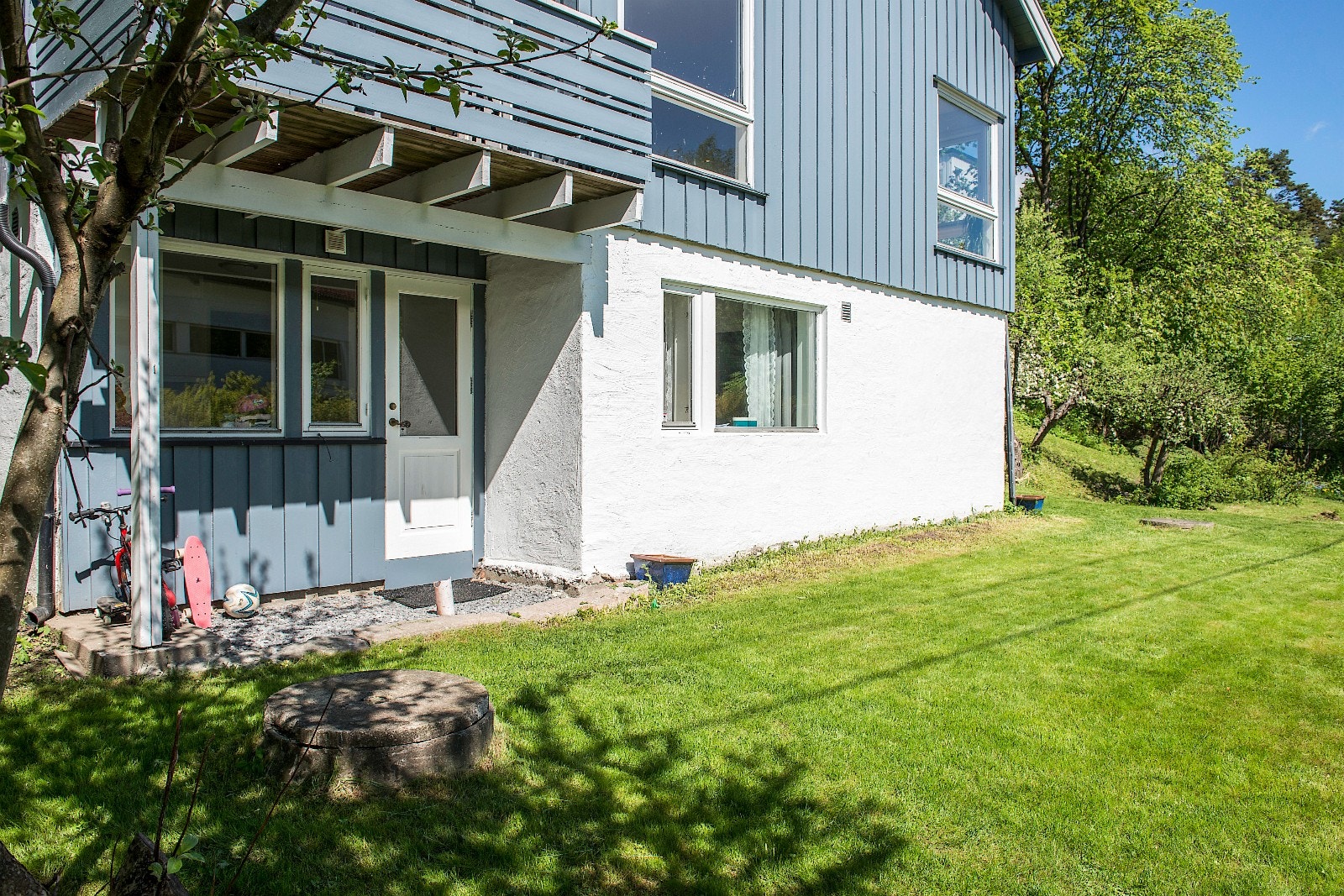 Inngangsparti til leilighet m/hage Galleribilde