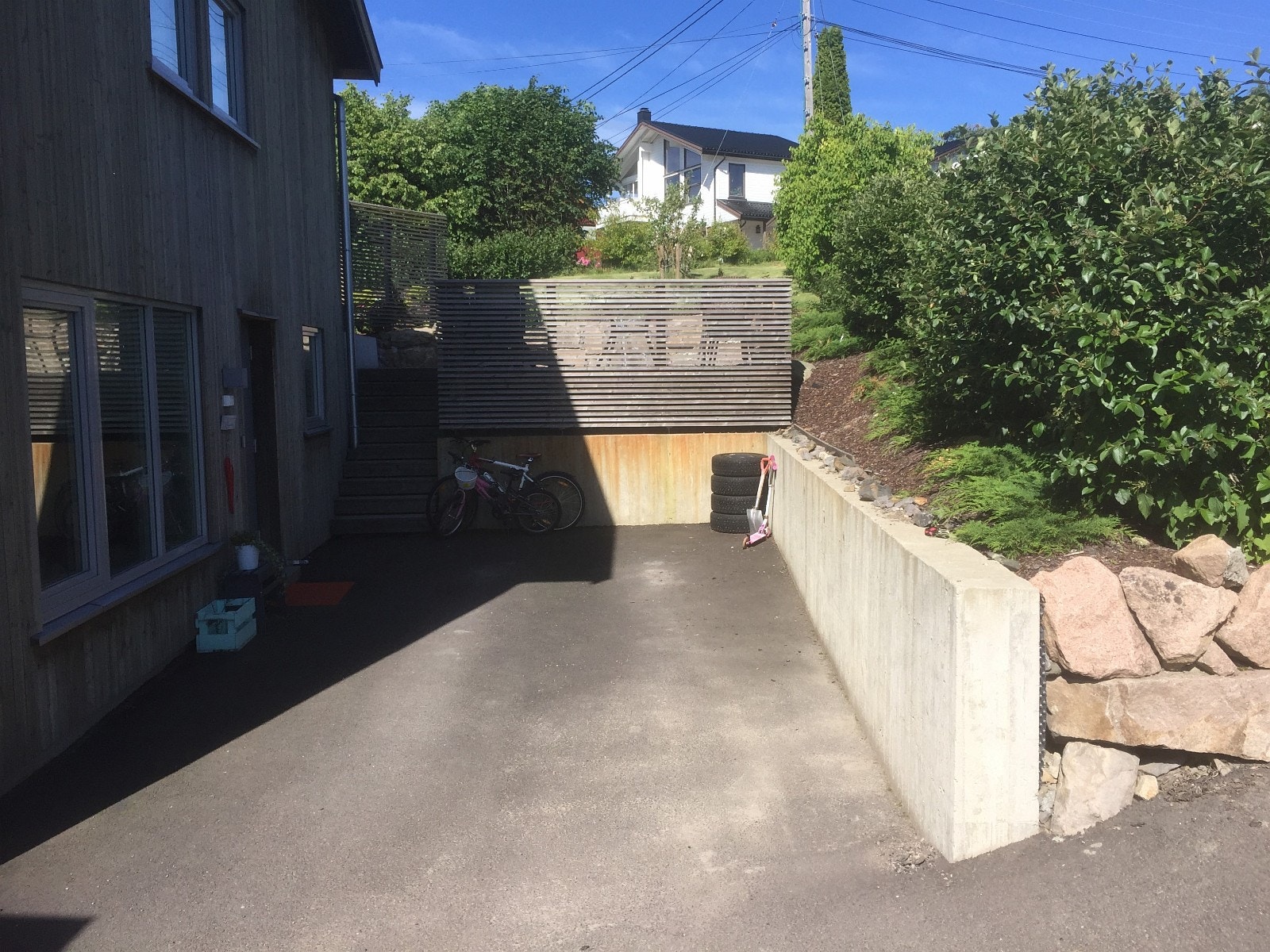 Inngangsparti med biloppstillingsplass. Plass til maks 1 bil Galleribilde