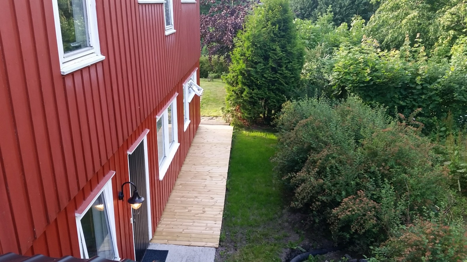 Uteplass med morgensol Galleribilde