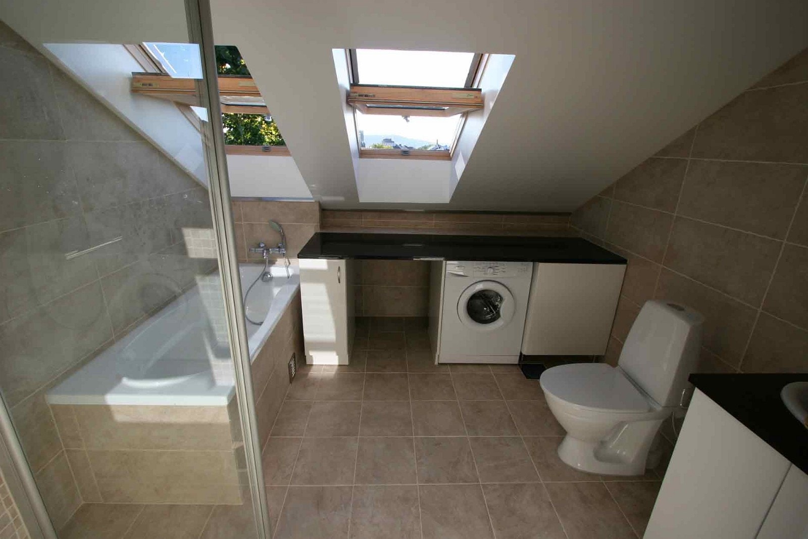 Bad med vaskemaskin Galleribilde