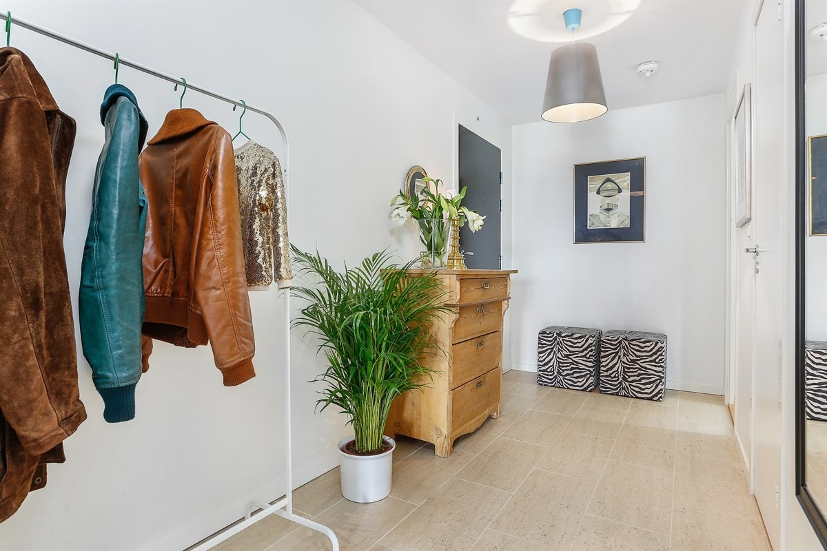Inngangspartiet har god plass til sko- og yttertøy. Galleribilde
