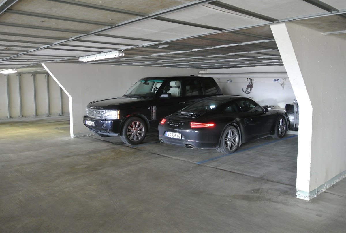 Leiligheten disponerer en parkeringsplass i den lukkede garasjekjelleren. Nåværende eier leier ytterligere en garasjeplass for øyeblikket, denne leieavtalen er mulig å overta. Galleribilde