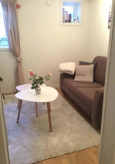 Oppholdsrom med stort vindu, lite vindu og sovesofa Galleribilde