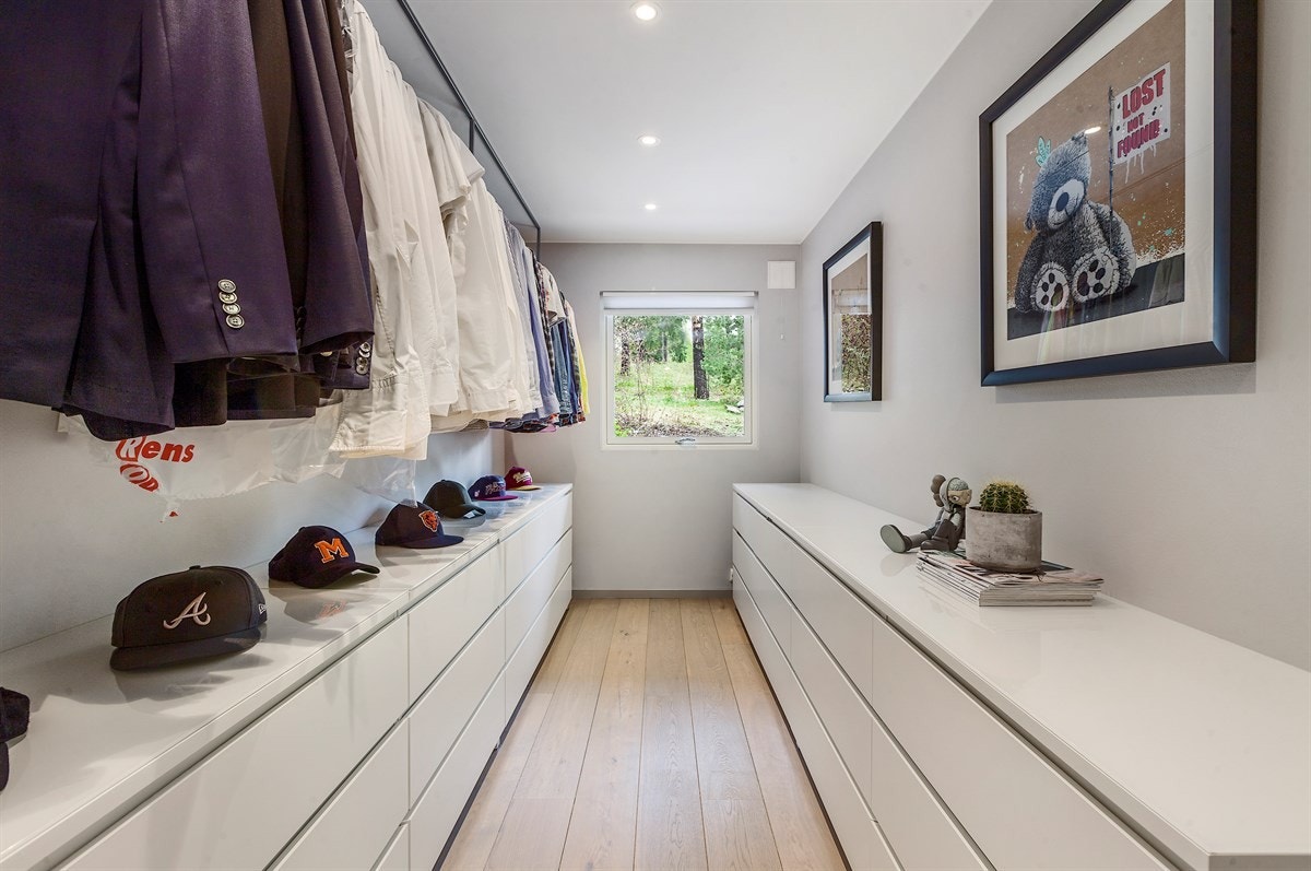 Soverom 3 i dag brukt som walk-in closet Galleribilde
