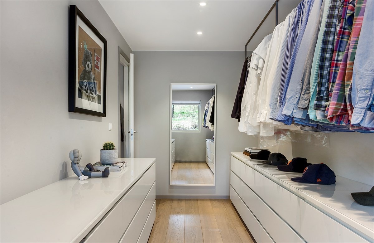 Soverom 3 i dag brukt som walk-in closet Galleribilde
