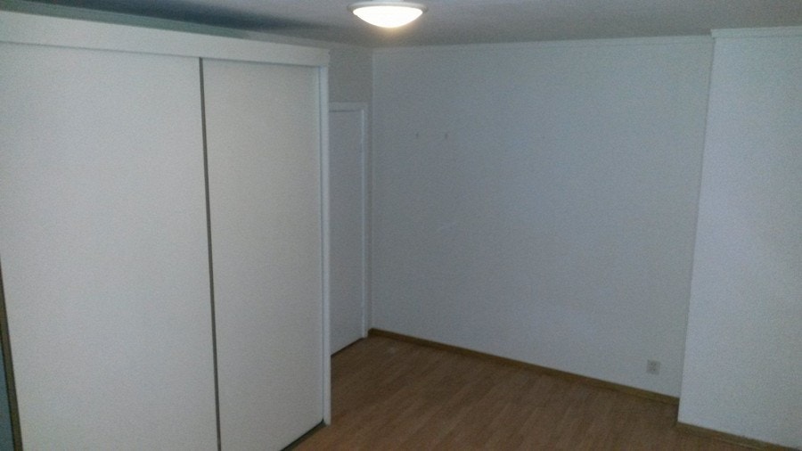 Soverom med stor skyvedørsgarderobe. Galleribilde