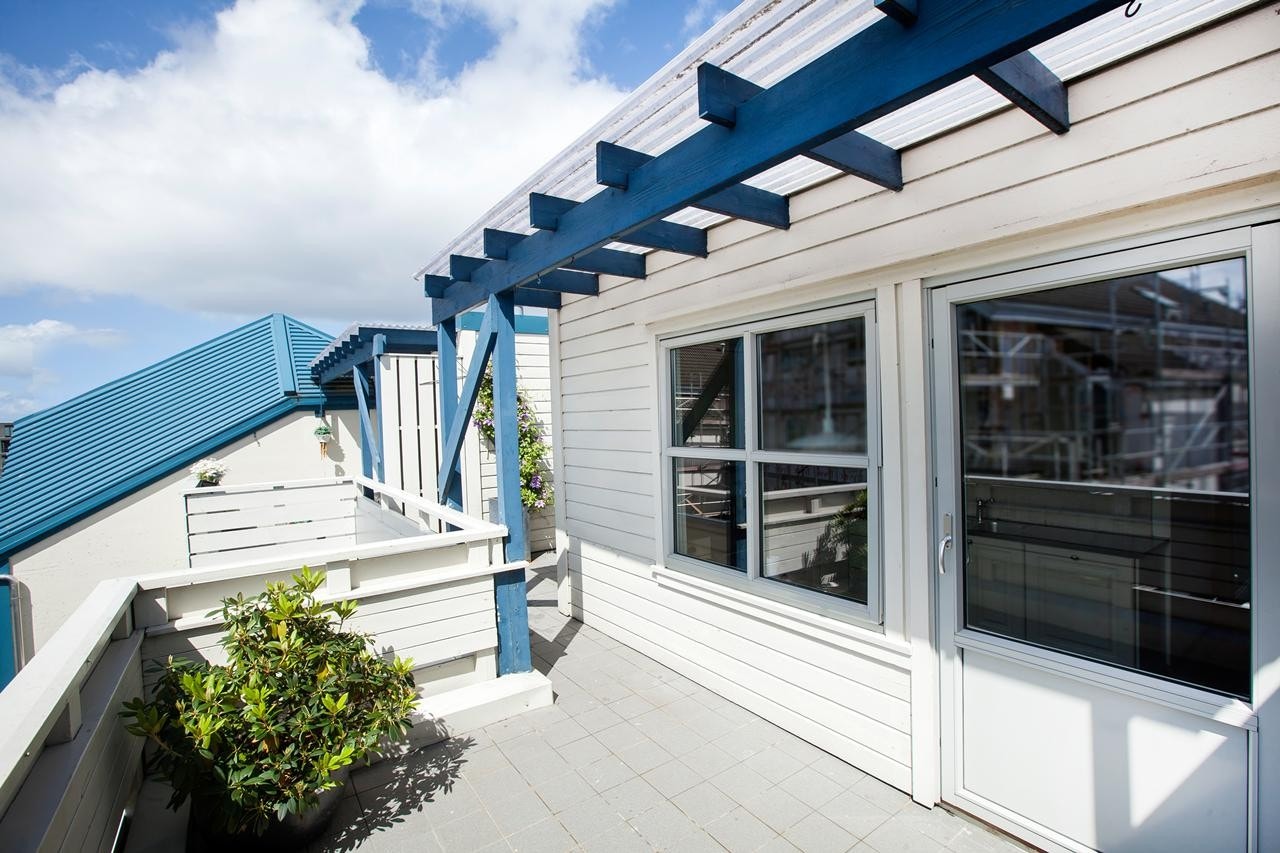 Stor og skjermet sørvestvendt balkong med gode solfrohold Galleribilde