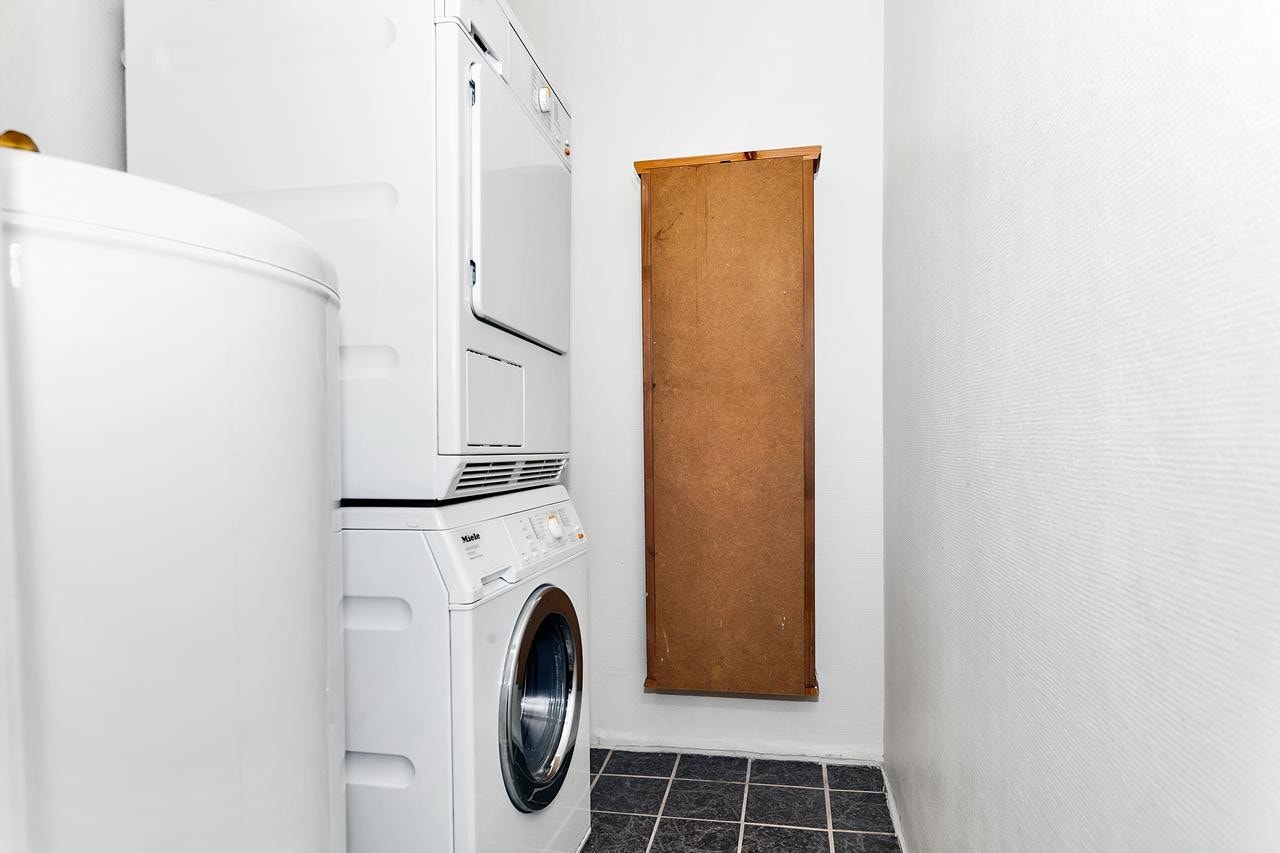 Vaskerom - fliser på gulv. Vaskemaskin og tørketrommel medfølger handelen Galleribilde