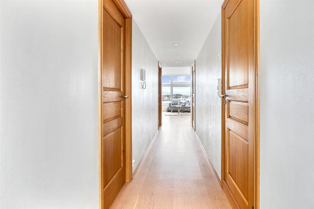 Gang mellom kjøkken og stue. Til høyre har du bad og bod/vaskerom, og til venstre har du soverom 1 og 2 Galleribilde