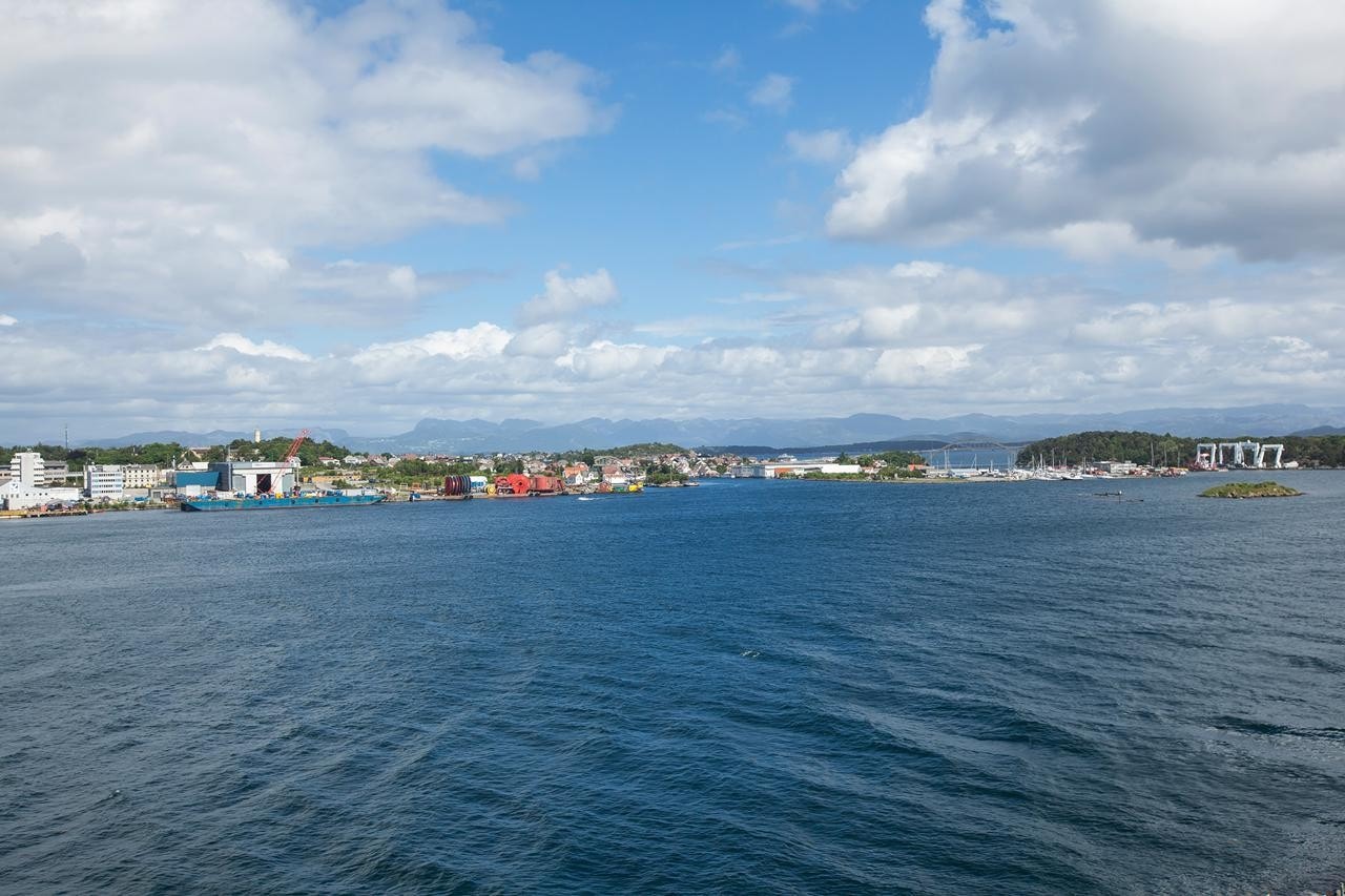 Nydelig sjøutsikt over Byfjorden fra balkong og stue Galleribilde