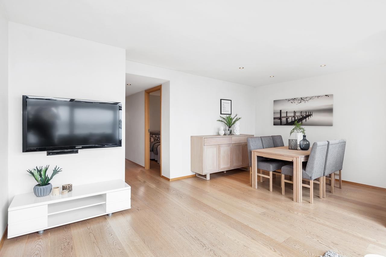 Stue - lyve vegger og tak med enstavsparkett på gulv og spotter i tak Galleribilde