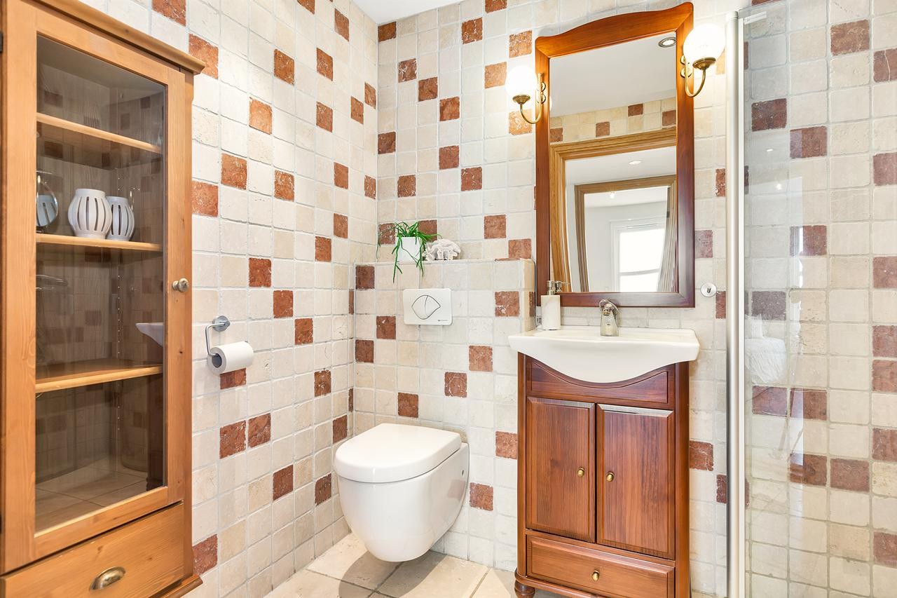 Bad - helfliset med marmorfliser og varme i gulv. Oppgradert i 2006 Galleribilde