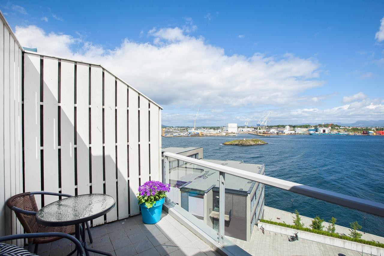 Balkong 2 - Her kan man nyte morgensolen og følge med på cruiseskipene som går like utenfor Galleribilde