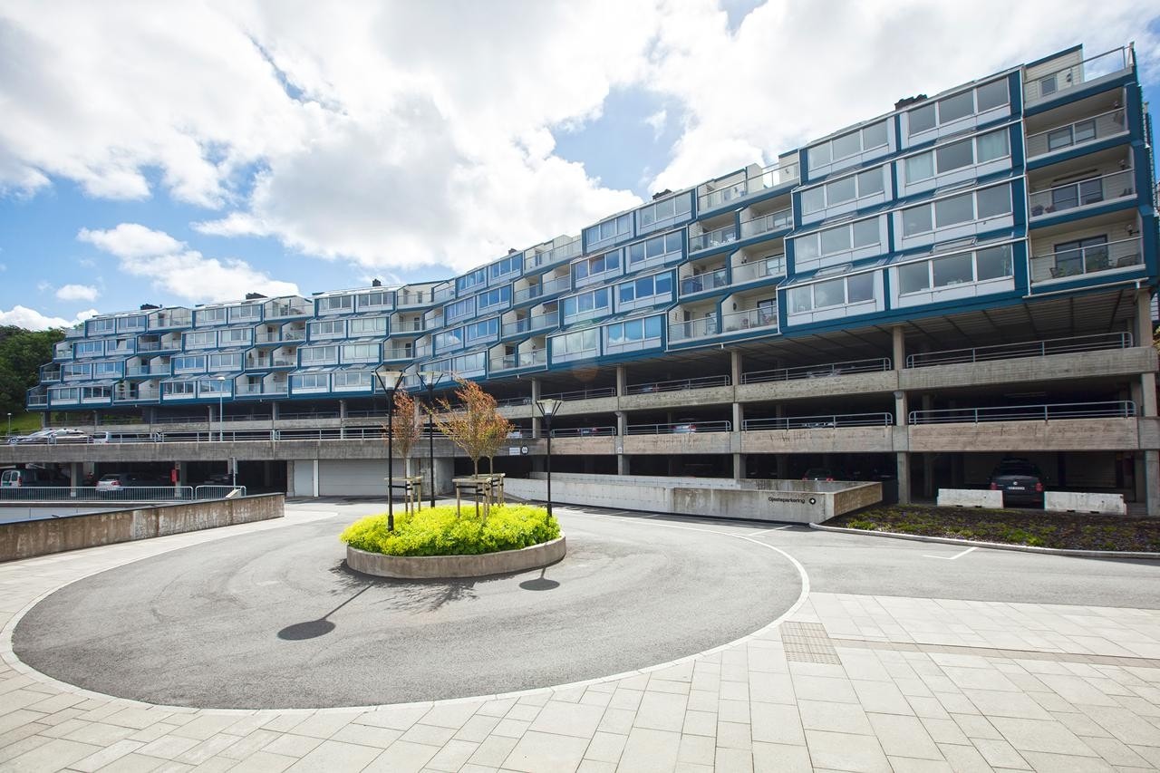 Fasade - egen sportsbod og fast parkering i lukket garasjeanlegg i underetasjen Galleribilde