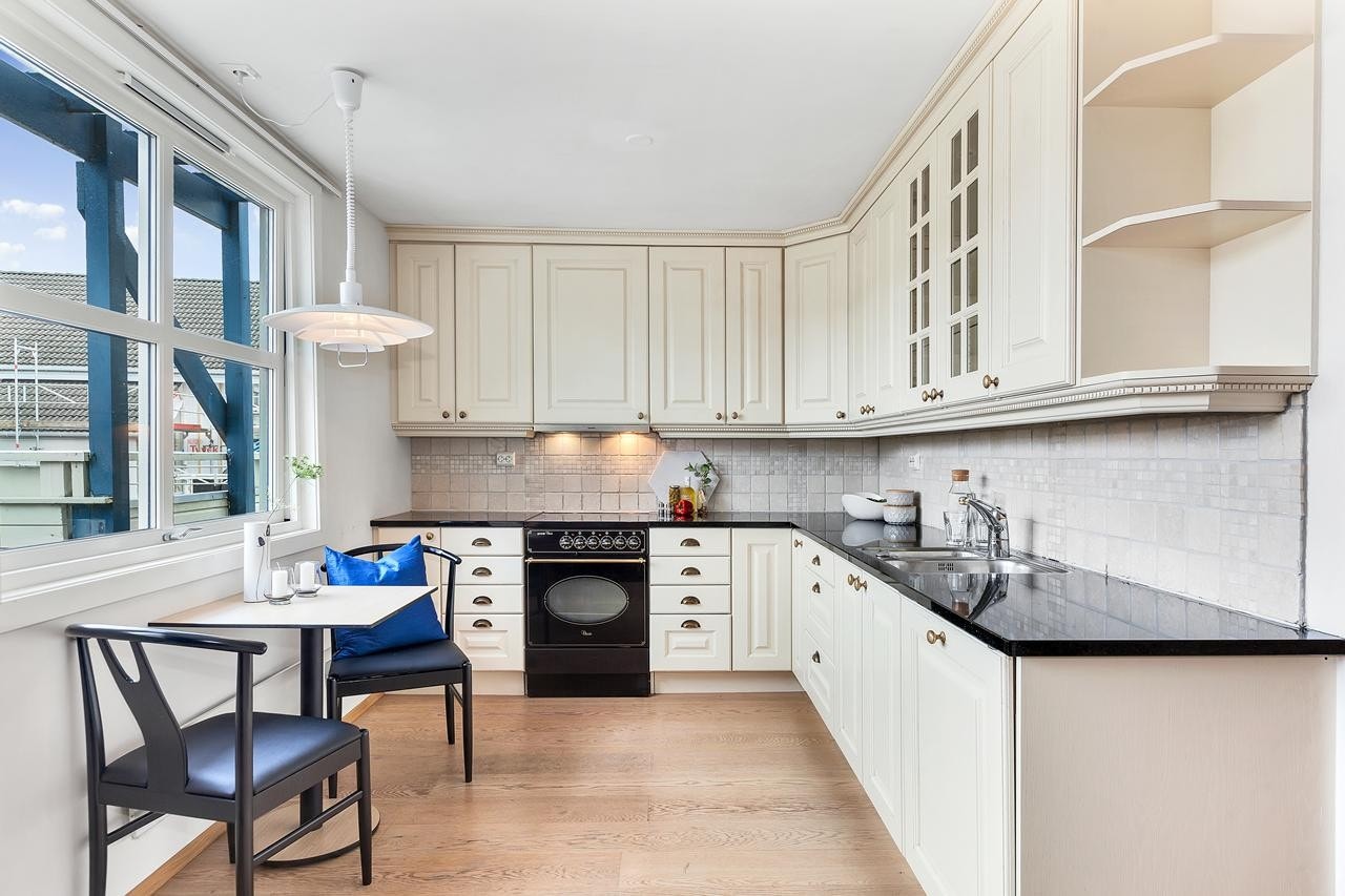 Kjøkken - marmorfliser mellom skap- og benk. Kjøkkenplate fra den eksklusive granitten 'Galaxy' Galleribilde