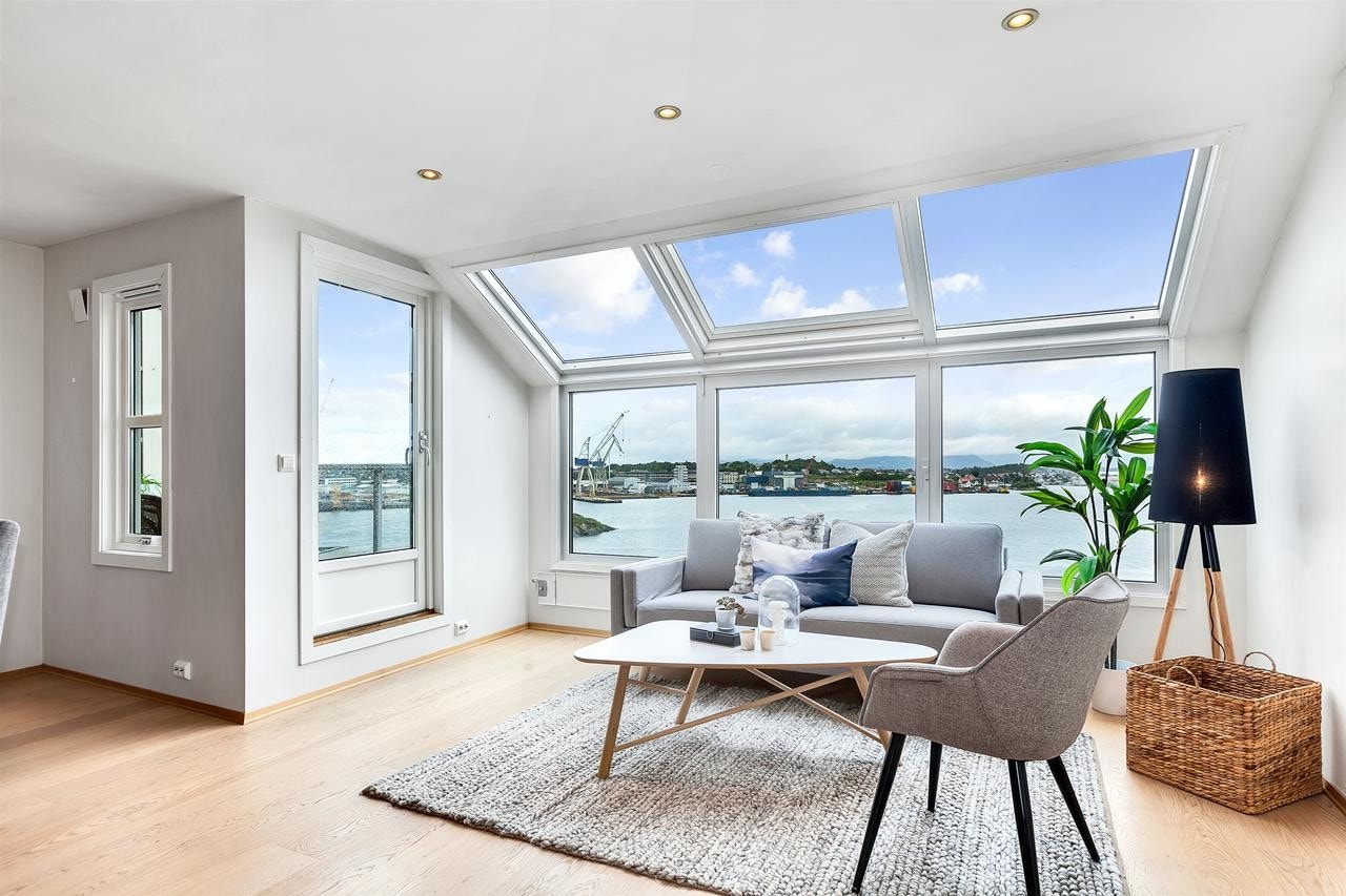 Stuen har store vinduer som gir en nydelig panoramautsikt over Byfjorden Galleribilde