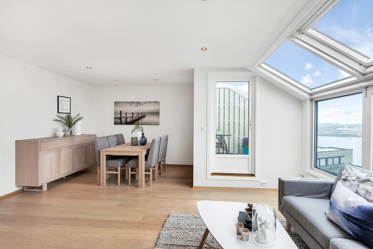 Stuen er lys, åpen og romslig med god plass til å innrede med både sitte- og spisegruppe Galleribilde