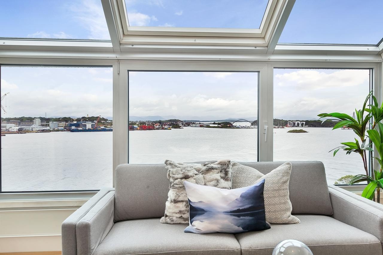 Stue - flott panoramautsikt over Byfjorden Galleribilde