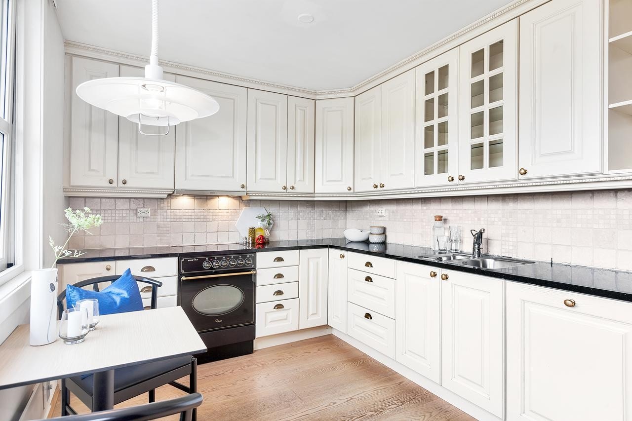 Kjøkkenet er et Husebykjøkken i malt heltre eik fra 2006 med 30 års garanti Galleribilde