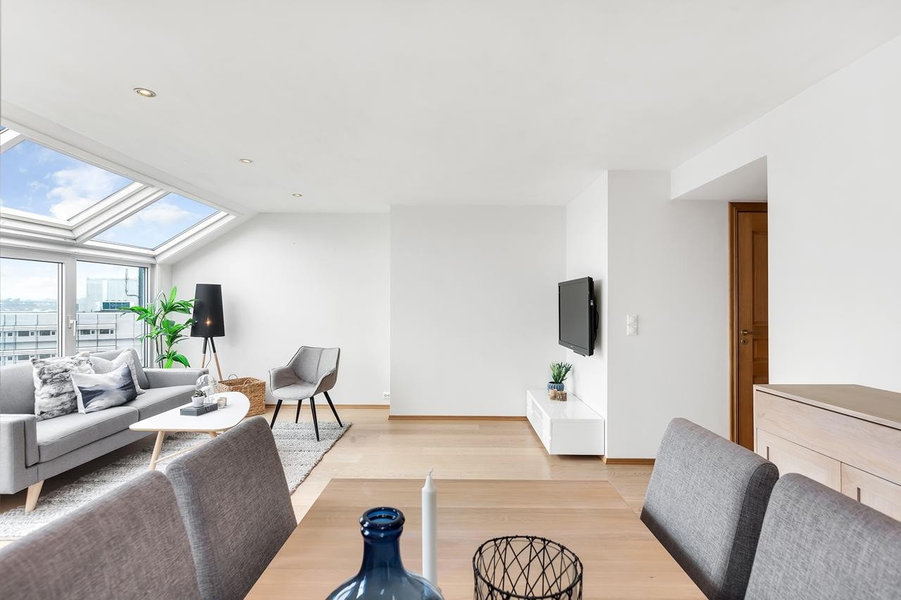 De store vindusflatene kombinert med den flotte sjøutsikten gjør at man får en meget god romfølelse Galleribilde