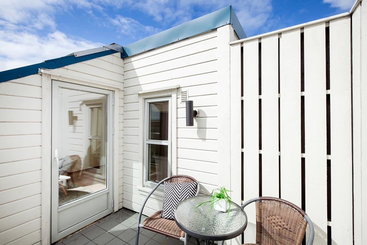 Trivelig, flislagt balkong med skjermet plassering Galleribilde