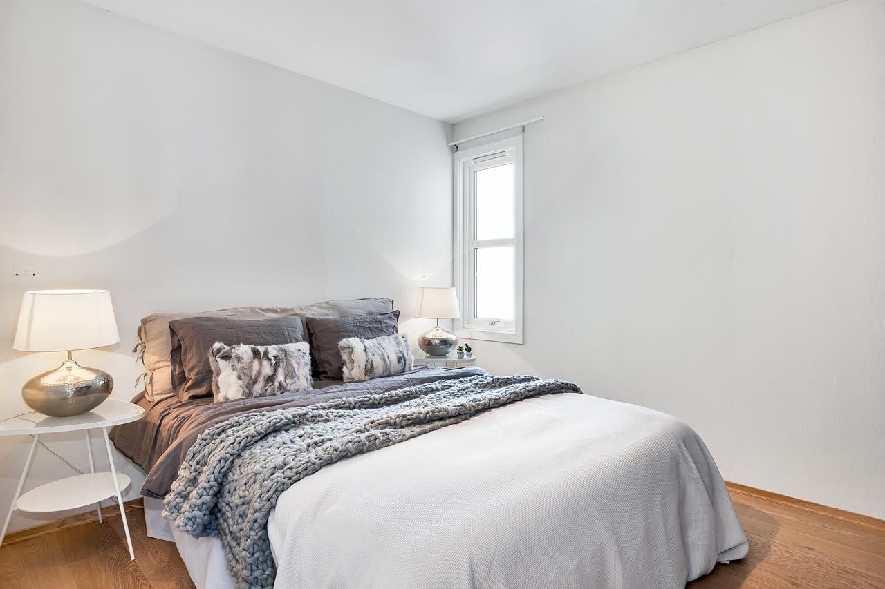 Hovedsoverom - romslig med god plass til både dobbelseng og stort garderobeskap Galleribilde