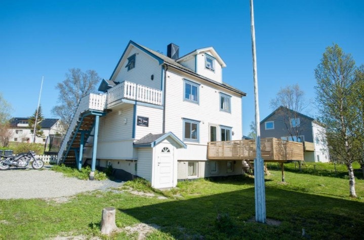 Inngangen til hybelleiligheten er døren nærmest. Vinduet til oppholdsrommet til høyre for døren. Galleribilde