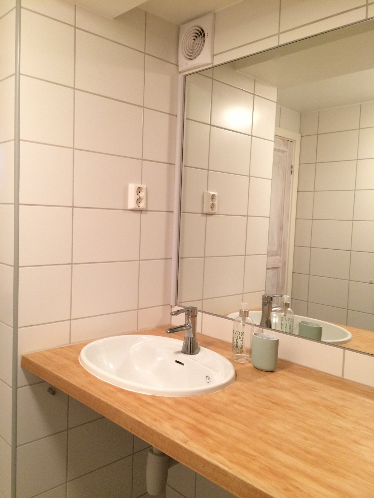 Stort speil med god belysning. Stor benkeplass. Galleribilde