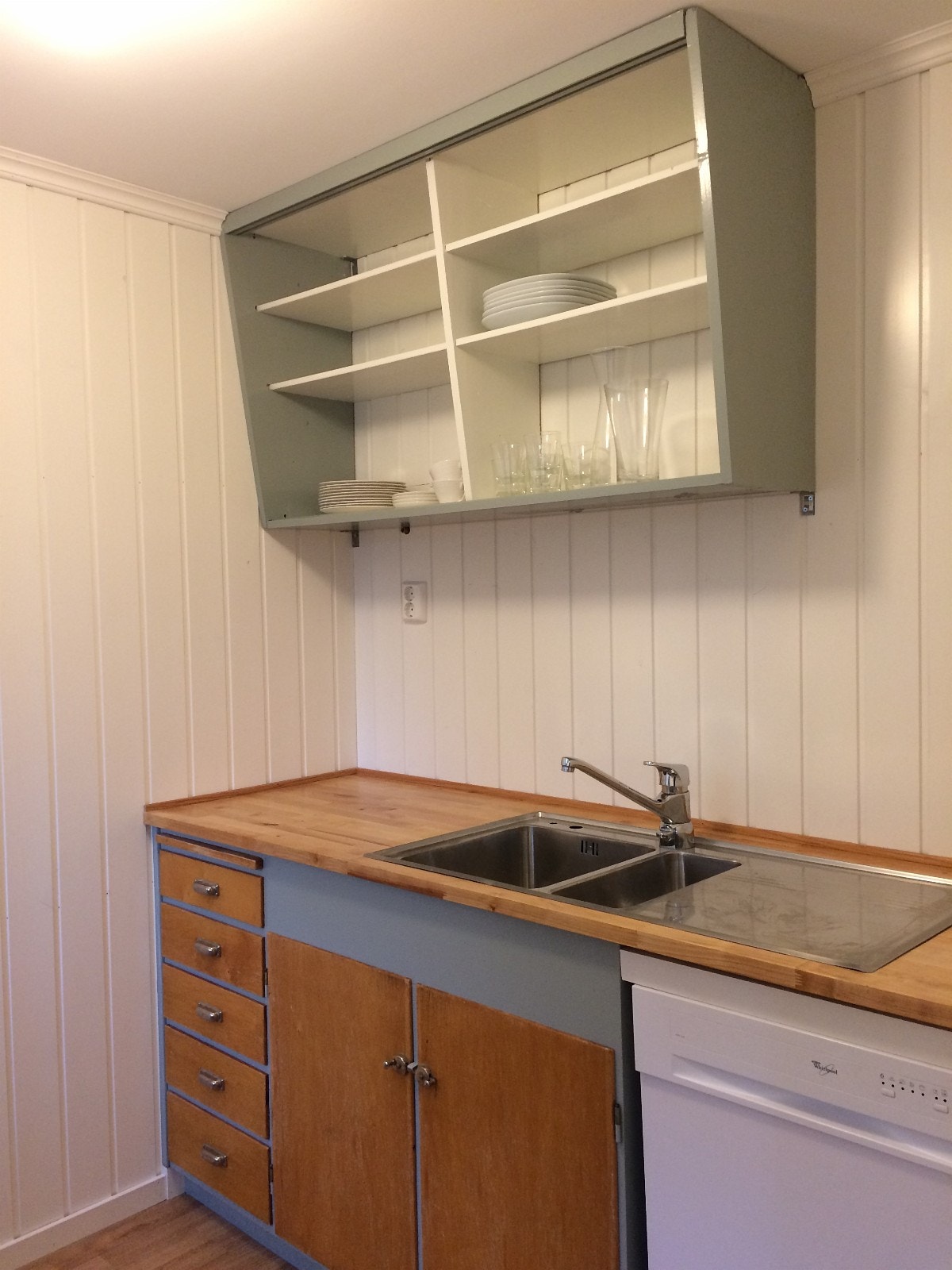 Kjøkken med dobbel vask og oppvaskmaskin. Kjøkkenutstyr kan medfølge om ønskelig. Galleribilde